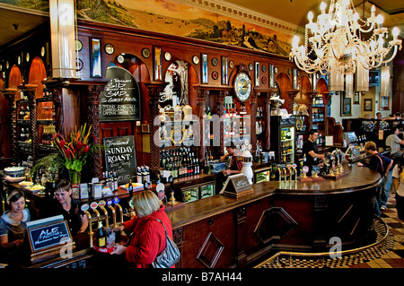 Horniman bei Hay Pub Southwark Bankside auf der Themse Stockfoto