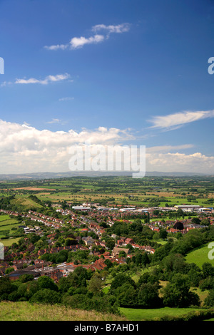 Blick von Glastonbury Tor St Michaels Turm Somerset England Großbritannien UK Stadt Glastonbury Stockfoto