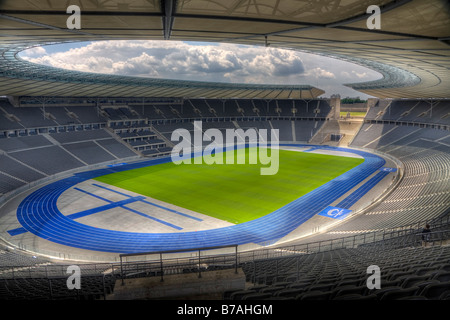 Perspektivische Ansicht über das Innere des leeren Olympiastadion in Berlin Stockfoto