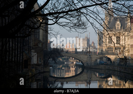 Hoornstraat Brücke und umliegenden Gebäuden reflektiert Kanalwasser in Gent, Belgien Stockfoto