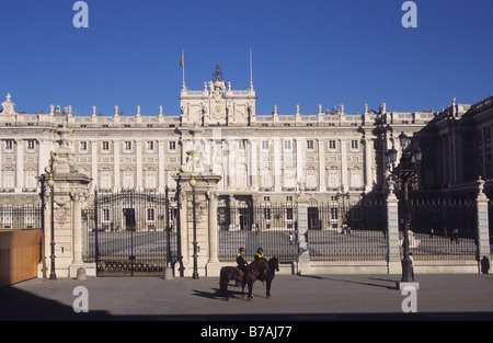 Polizei zu Pferd neben dem Eingangstor des Königspalastes, Plaza de la Armeria, Madrid, Spanien Stockfoto