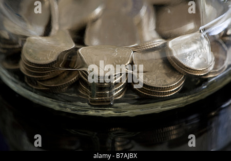 5 Pence-Stücke in einer Glasflasche gespeichert werden Stockfoto