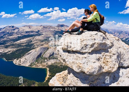 Bergsteiger auf dem Gipfel des Tenaya Peak Tuolumne Meadows Bereich Yosemite National Park in Kalifornien Stockfoto