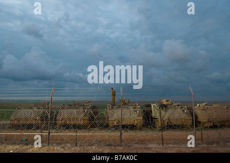 Israelischer Soldat steht über eine APC gepanzerte Mannschaftswagen an der Israel Gaza-Grenze Stockfoto