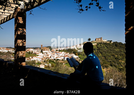 Dorf und Burg Cortegana Natural Park von Sierra de Aracena und Picos de Aroche Huelva Andalusien Spanien Stockfoto