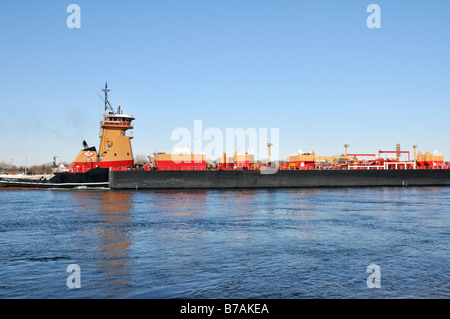 Doppelte geschälten Brennstoff Kahn von Schlepper im Ozean geschoben. Stockfoto