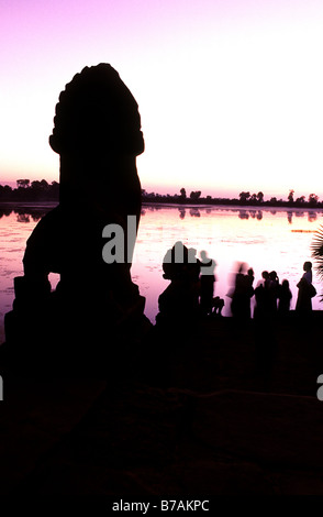 Sonnenaufgang über dem östlichen Baray mit Löwen-Statuen auf der Landung Plaform Ruinen Srah Srang - Angkor Wat, Kambodscha Stockfoto