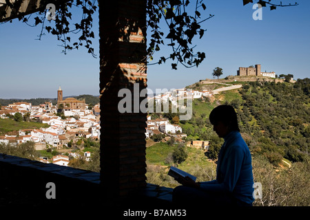 Dorf und Burg Cortegana Natural Park von Sierra de Aracena und Picos de Aroche Huelva Andalusien Spanien Stockfoto