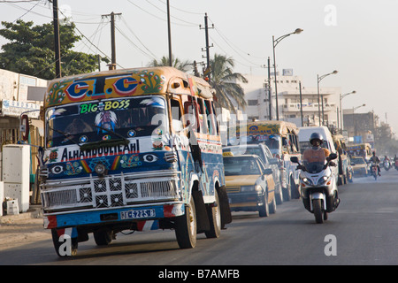 Bunt bemalten Bus durchstreifen die Straßen von Dakar, Senegal. Stockfoto