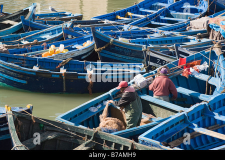 Essaouira Marokko Nordafrika Fischer arbeiten in kleinen blauen hölzernen Fischerbooten im Hafen an der Westküste Stockfoto