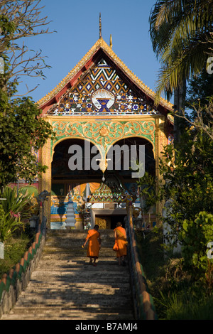 Zwei Anfänger buddhistische Mönche erklimmen die steilen Stufen in Richtung Wat Jom Khao Manilat in Huay Xai Stockfoto