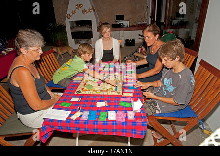 Familie genießen Spiel Monopoly am Weihnachten 2008 Mombasa in Kenia Stockfoto