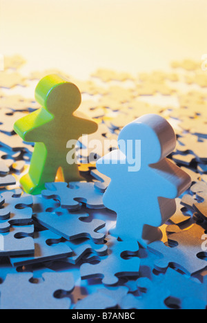 Hölzerne Kinder zahlen über Teile Puzzles Stockfoto