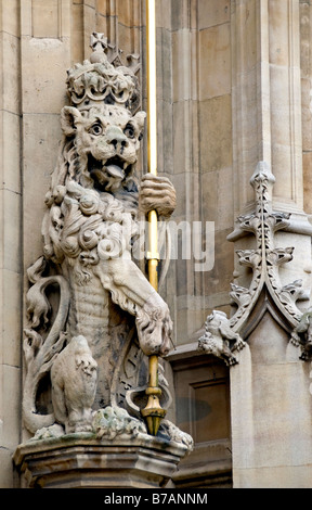 Lion Westminster Cathedral London England Stockfoto