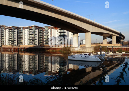 Der A4055 Straßenbrücke über den Fluss Ely in der Bucht von Cardiff Wales, mit modernen Riverside Apartments neben. Stockfoto