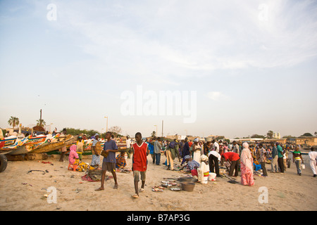 Dieses am Strand Fischmarkt in Senegals Hauptstadt Dakar ist eine typische Szene in diesem westafrikanischen Küstenland. Stockfoto