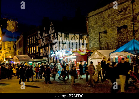 Massen von Menschen herumlaufen Lincoln Weihnachten Markt Lincolnshire England UK Stockfoto