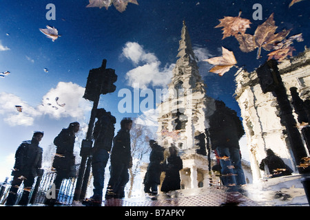 Reflexion in einer Pfütze der Christuskirche in Spitalfields, Ostlondon Stockfoto