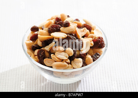 Studentenfutter, verschiedenen Nüssen mit Rosinen, in eine Glasschüssel Stockfoto