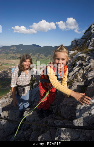 Frau mit einem Mädchen, 5 auf Kofel-Berg in den Ammergauer Alpen, Upper Bavaria, Bavaria, Germany, Europa Klettern Stockfoto