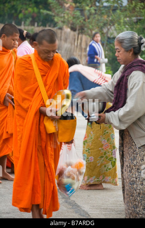 Mönche Distributionsmanagement Almosen im Morgengrauen in der Mo-Gemeinschaft von Sangklaburi Thailand Stockfoto