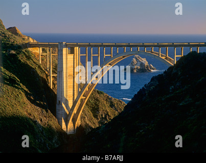 Späten Nachmittag Licht trifft die BIXBY BRIDGE an der BIG SUR Küste Kaliforniens Stockfoto