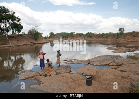 Masai Kinder sammeln Wasser Mara Fluss Masai Mara Nord Reserve Kenia Stockfoto