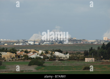 Blick über Kibbutz Kfar Aza eines israelischen Luftangriff auf die Hamas Positionen in einem Wohngebiet im nördlichen Gazastreifen Stockfoto