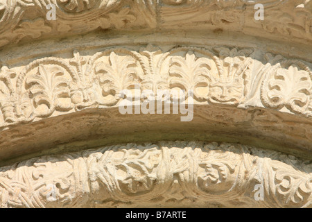 Carving über dem Haupteingang der mittelalterlichen Orthodoxen Kathedrale des Heiligen Demetrios in Wladimir, Russland Stockfoto