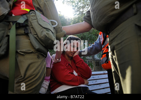 Israelische Militärärzte behandeln eine israelische Zivilistin unter Schock nach dem Raketenangriff von Palästina Qassam in der Stadt Ashkelon im Süden Israels Stockfoto