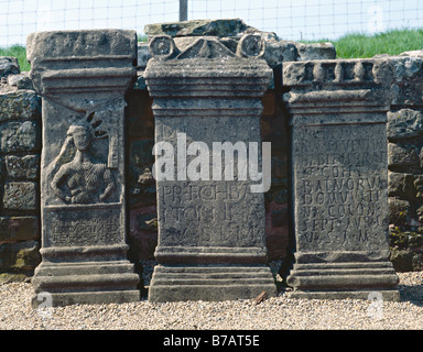 Der römische Tempel in Carrawburgh, der Hadrianswall. Die drei Altäre in der "Mithräum" oder Tempel, Mithras, 4. Jahrhundert n. Chr. Stockfoto