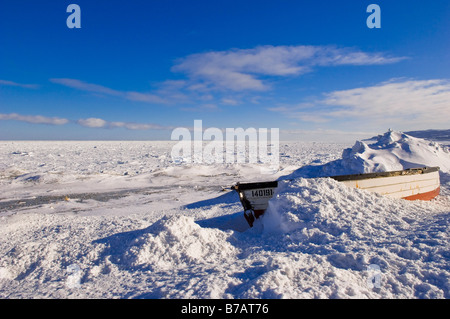 Boot in Schneewehe, Gaspasie, Quebec, Kanada Stockfoto