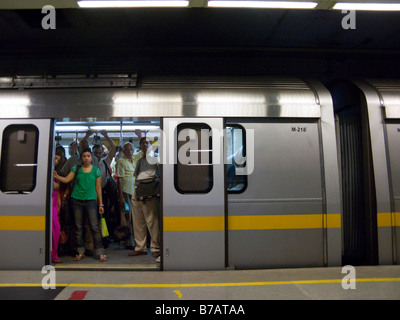 Eine gelbe Linie u-Bahn Zug Kutsche mit offenen Türen auf einer Plattform an Chandni Chowk Station. Delhi Metro Rail System. Indien. (45) Stockfoto