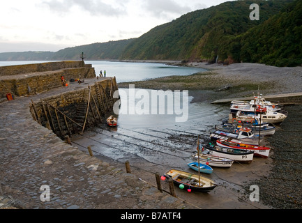 Angelboote/Fischerboote am Strand von Clovelly in der Nähe von Bideford in North Devon England UK Stockfoto