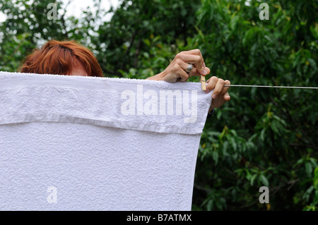 Frau Aufhängen von Wäsche auf der Wäscheleine Stockfoto