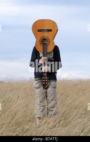 Junge mit Gitarre im Bereich Stockfoto