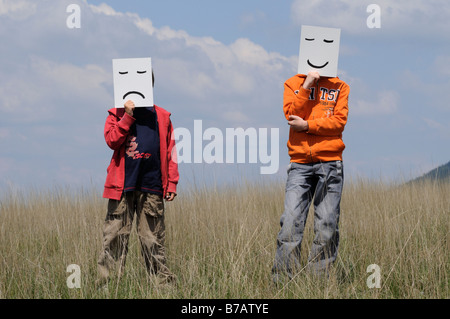 Jungen im Feld halten gezeichnet Mimik Stockfoto