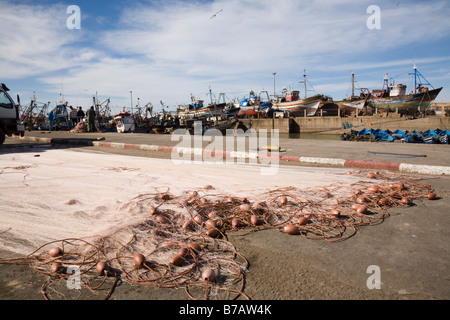 Essaouira Marokko Nordafrika Fischernetze ausgebreitet auf Kai im Hafen an der Westküste Stockfoto