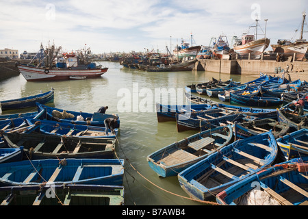 Essaouira Marokko Nordafrika kleine blaue hölzerne Fischerboote im Hafen an der Westküste Stockfoto