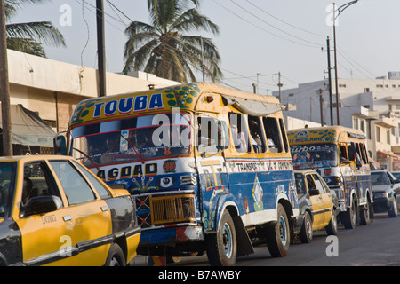 Bunt bemalten Bus durchstreifen die Straßen von Dakar, Senegal. Stockfoto