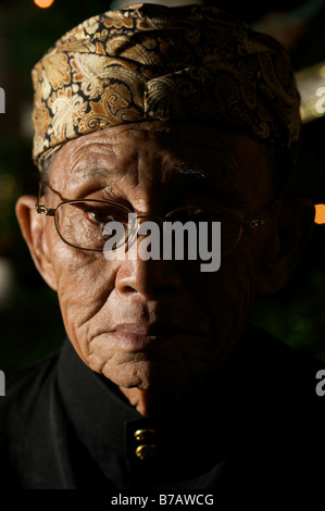Malaysischer Mann gekleidet in Malay Kleid Stockfoto