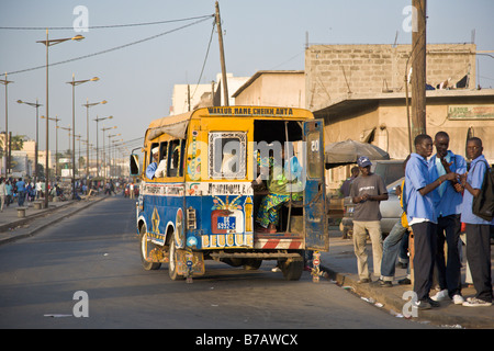 Bunt bemalten Bus durchstreifen die Straßen von Dakar, Senegal. Stockfoto