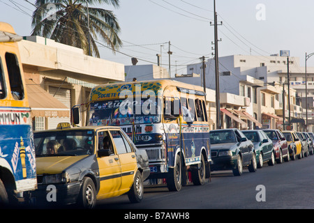 Bunt bemalten Bus durchstreifen die Straßen von Dakar, Senegal. Stockfoto