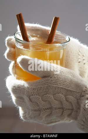 Frau mit Krug Apfelwein mit Zimtstangen in Nahaufnahme Stockfoto