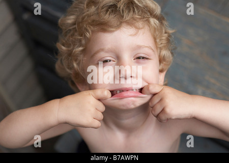 Kleine Jungen machen Gesichter Stockfoto