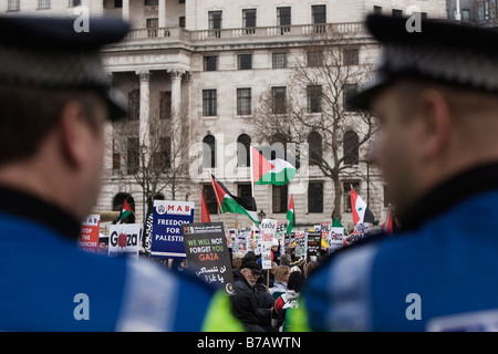 Drängen Sie sich am Trafalger Square gegen Israel s Bombardierung des Gazastreifens Stockfoto