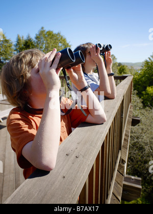 Mädchen und Jungen mit dem Fernglas Stockfoto