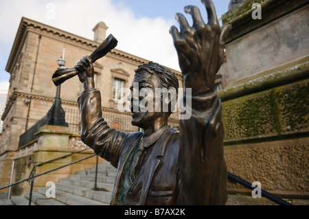 "Speaker", bronze-Statue am Speaker es Corner, Custom House Square mit dem Custom House im Hintergrund. Stockfoto