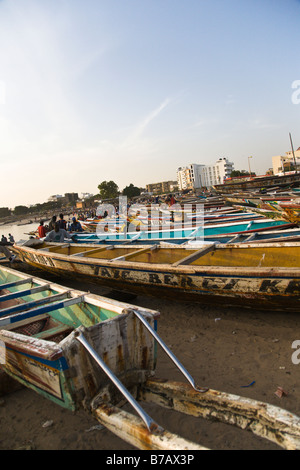 Bunt bemalten Fischerboote säumen den Strand an diesem Fischmarkt in Dakar, Senegal. Stockfoto