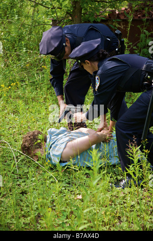 Polizisten verhaften vermuten Stockfoto